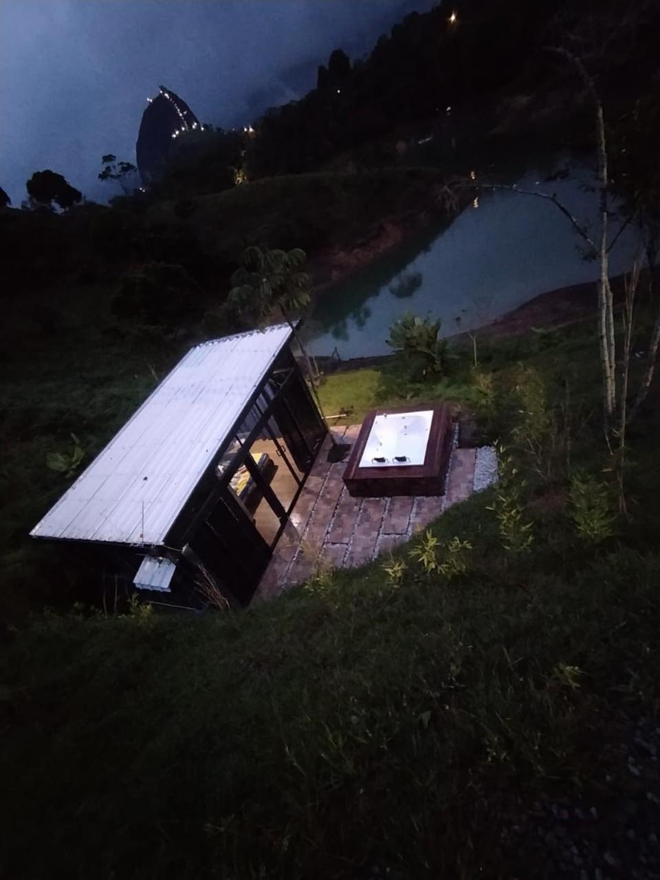 Sin Prisa "Not Rush" Cabana Preciosa! Con Jacuzzi, Vista Y Acceso Directo Al Embalse, Vista A La Piedra , Deporte Acuatico Paddle Board And Breakfast Incluidos ! Imperdible غواتابيه المظهر الخارجي الصورة